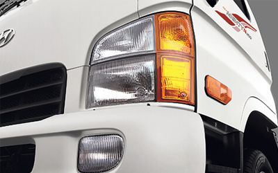 Đèn pha và xi nhan xe tải Hyundai New Mighty N250