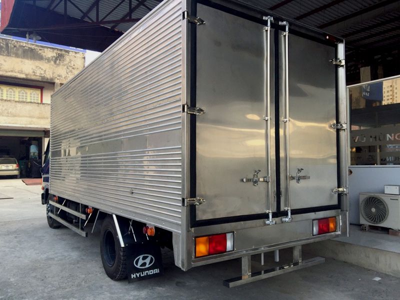 Xe tải Hyundai HD75S thùng kín inox trọng tải 3.5 tấn